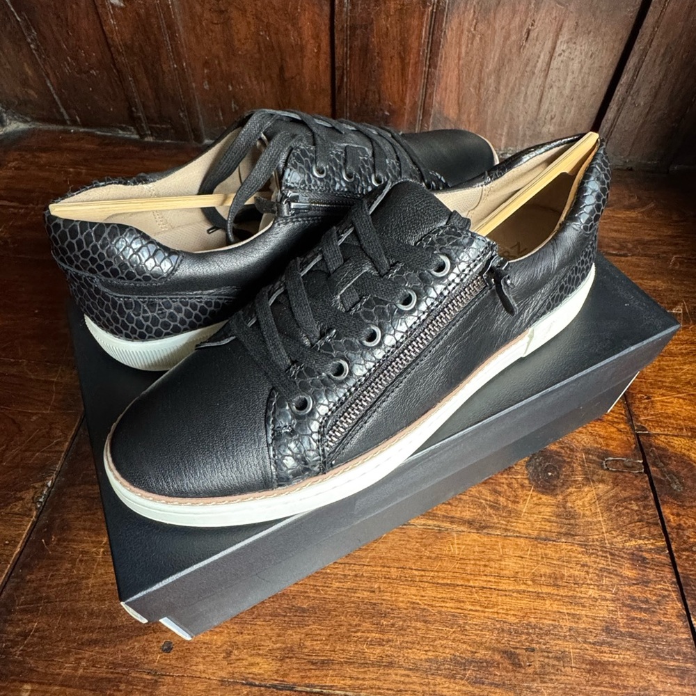 Naturalizer Jenni sneaker WIDE brand new